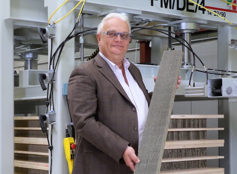 Fredy Iseli mit einer der patentierten Ecocell-Platten in Wabenstruktur in der Hand.