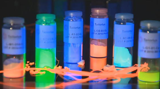 Tailorlux stellt winzige Farbpartikel her, die sich in Produkte integrieren lassen. Werden sie mit Licht einer bestimmten Frequenz beleuchtet, senden sie ein charakteristisches Lichtspektrum aus, das sich mathematisch beschreiben lässt. 