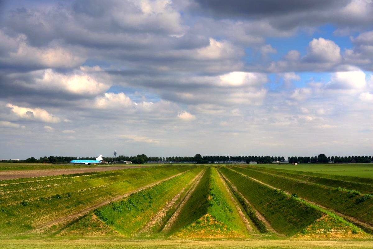 Parkanlage rund um den Flughafen Schiphol: Die bis zu drei Meter hohen Hügel können den Grundlärm in verschiedene Richtungen lenken und so die Belastung für die Anwohner um bis zu zehn Dezibel reduzieren. Das entspricht einer Halbierung der Lautstärke für das menschliche Ohr. 