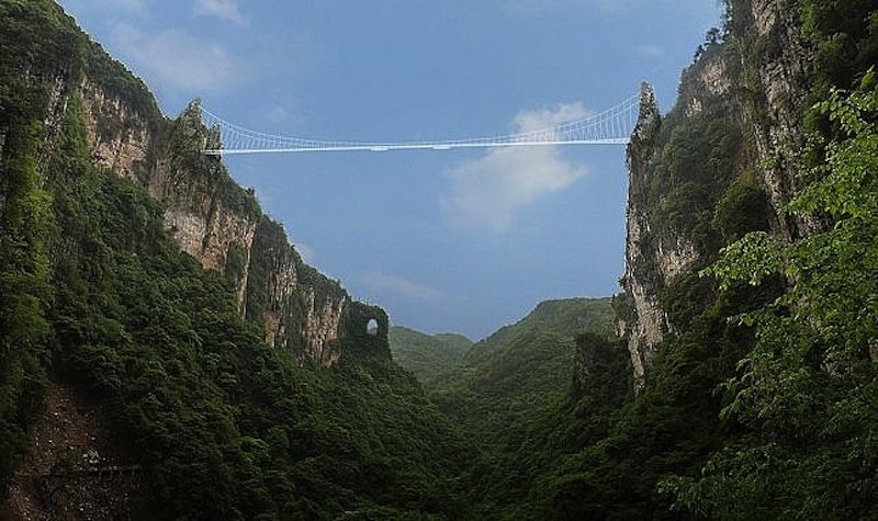 Die Brücke führt über eine Schlucht im Zhangjiajie Grand Canyon. Wulingyuan heißt das Waldgebiet, das Regisseur James Cameron für den Planet Pandora in seinem Film Avatar inspiriert haben soll. 