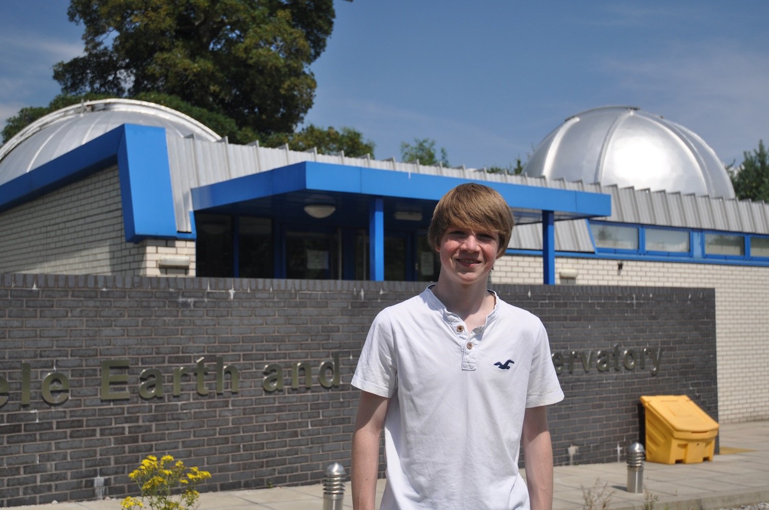 Tom Wagg vor dem Observatorium der Keele-Universität: Der heute 17-jährige Schüler hat den Exoplaneten vor zwei Jahren während eines Praktikums entdeckt.