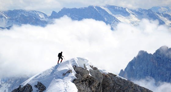 Bergsteiger auf der Zugspitze in Bayern: Wichtig ist die regelmäßige Kontrolle der CO<custom name="sub">2</custom>-Konzentration. Die Geräte dazu könnten zukünftig kleiner werden.