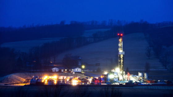 Fracking in Pennsylvania: Den USA ist es gelungen, durch Fracking den Importbedarf für Erdöl drastisch zu reduzieren. Inzwischen steht Fracking aber unter dem Verdacht für die Zunahme von Erdbeben verantwortlich zu sein. Lässt sich dies beweisen und Fracking würde verboten, dürfte das schwerwiegende Folgen für die Energieversorgung des Landes haben.