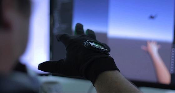 VR-Handschuh Gloveone: Der Träger kann Gegenstände in der Virtuellen Realität anfassen. Kleine Motoren erzeugen über Schwingungen ein haptisches Feedback.