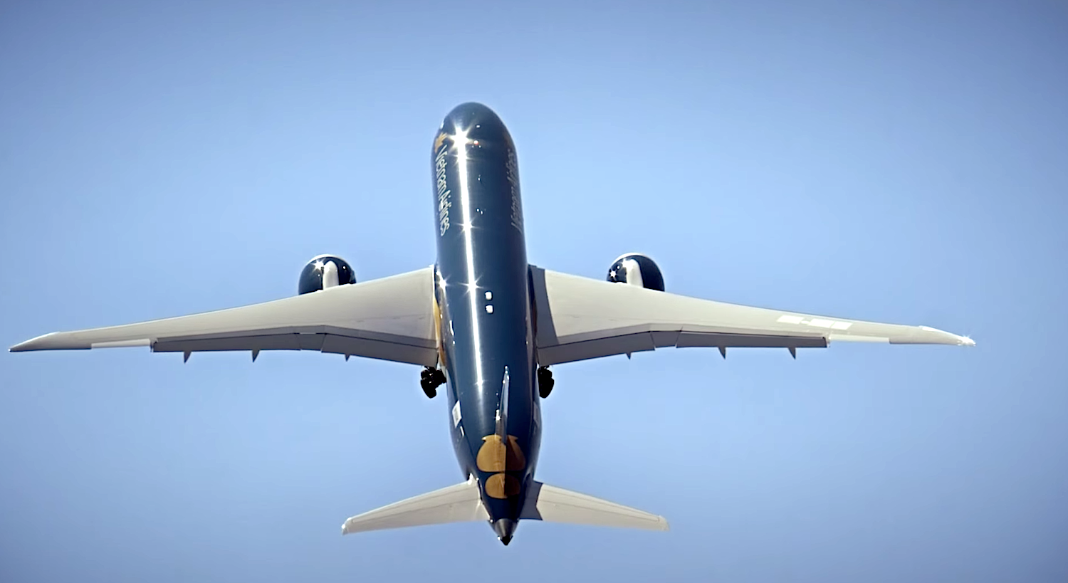 Auf der Flugshow der Messe wird ein Boeing Dreamliner nahezu senkrecht in die Luft starten: Das Flugzeug erreicht einen Steigungswinkel von über 80°.