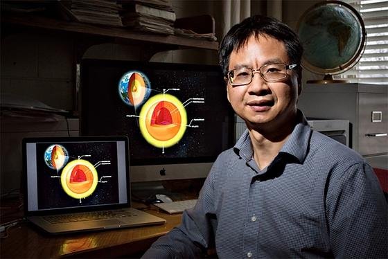 Professor Xiaodong Song von der University of Illinois hat durch seismische Messungen den Kern im Erdkern entdeckt.