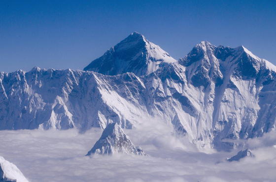 Die Aufnahme vom September 2013 zeigt den 8.848 hohen Mount Everest. Laut chinesischen Geologen wurde er durch das Erdbeben in Nepal am 25. April 2015 um 3 cm nach Südwesten verschoben. Auch soll er weitere 3 cm an Höhe gewonnen haben. 