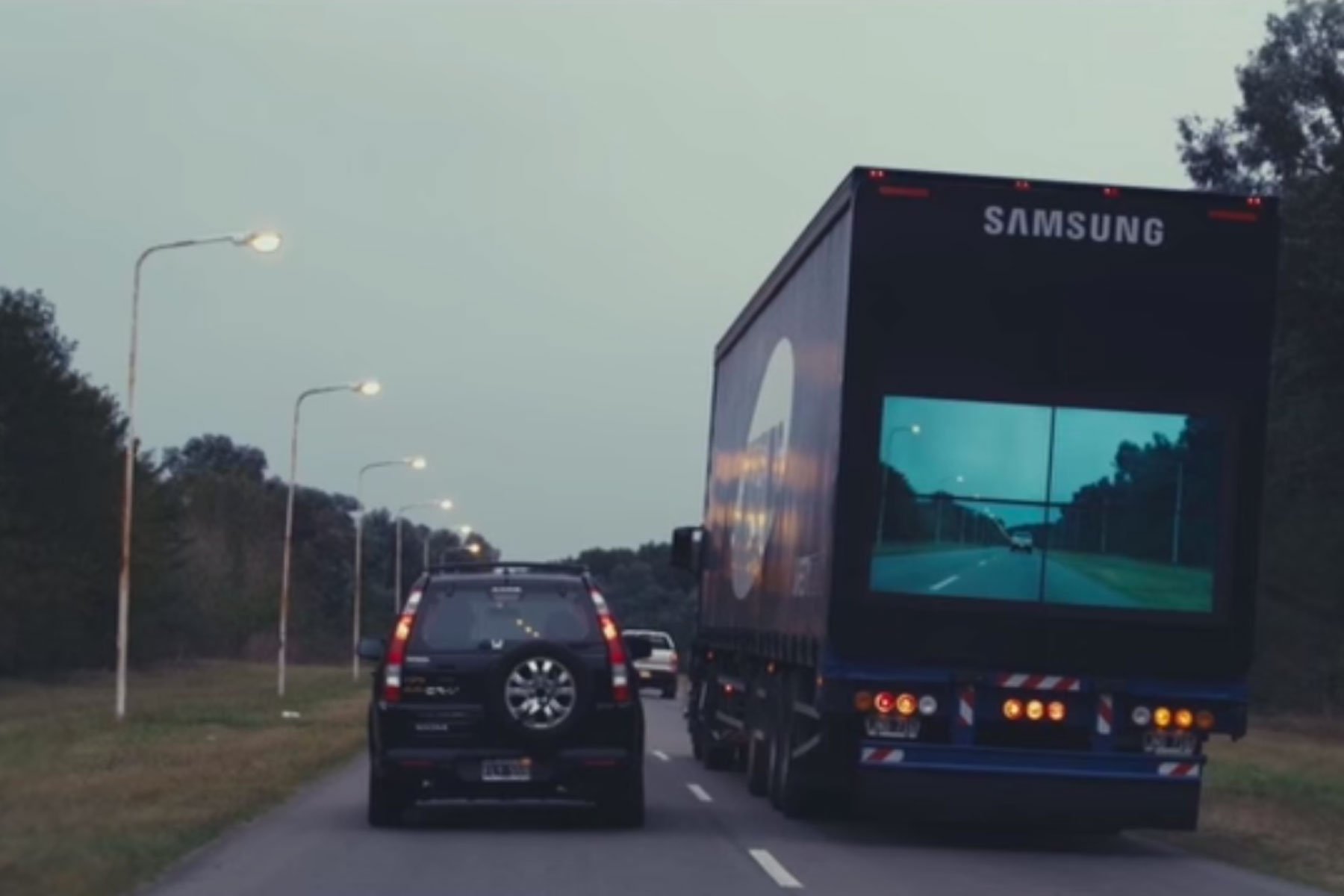 Das Display auf der Rückfront des Lkw ist mit einer Frontkamera verbunden, die zeitgleich den Verkehr vor dem Laster auf das Display überträgt.