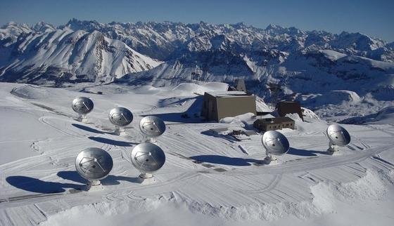 Antennen fürs All: Das Noema-Observatorium auf dem 2550 m hohen Plateau de Bure in den französischen Alpen mit seinen aktuell sieben 15-Meter-Antennen.
