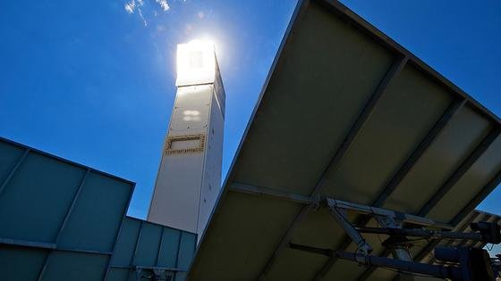 DLR-Turmkraftwerk in Jülich: Hier lässt sich Aluminium mithilfe von Sonnenenergie schmelzen. Die benötgten Temperaturen von etwa 700°C werden durch die Konzentration der Sonnenstrahlung mit Solarspiegeln erreicht.