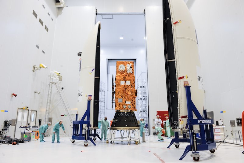 Sentinental-2A wird eingekapselt in die Vega-Trägerrakete. Das Foto entstand am 9. Juni 2015 auf dem europäischen Weltraumbahnhof Kourou in Französisch-Guayana. 