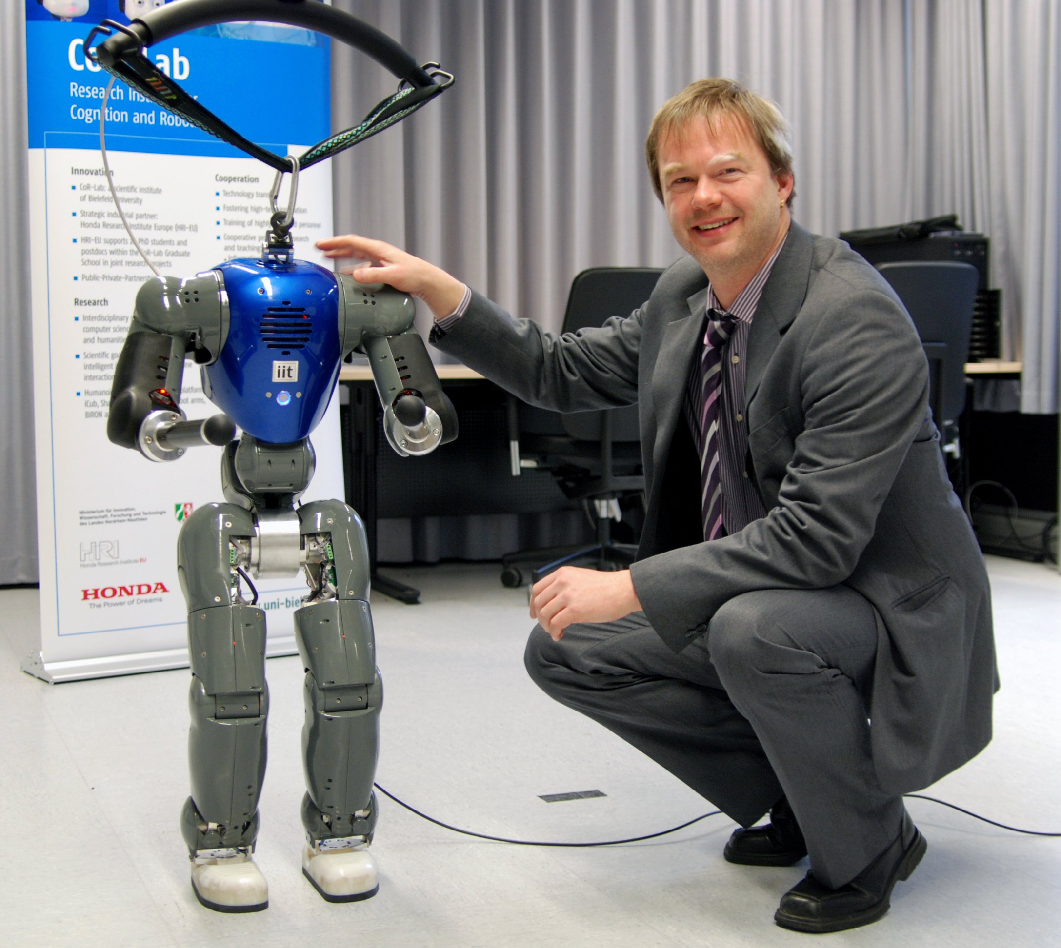 Der humanoide Roboter COMAN soll noch ein bisschen wachsen, damit er mit Erwachsenen interagieren kann. Professor Dr. Jochen Steil leitet das neue Forschungsprojekt.