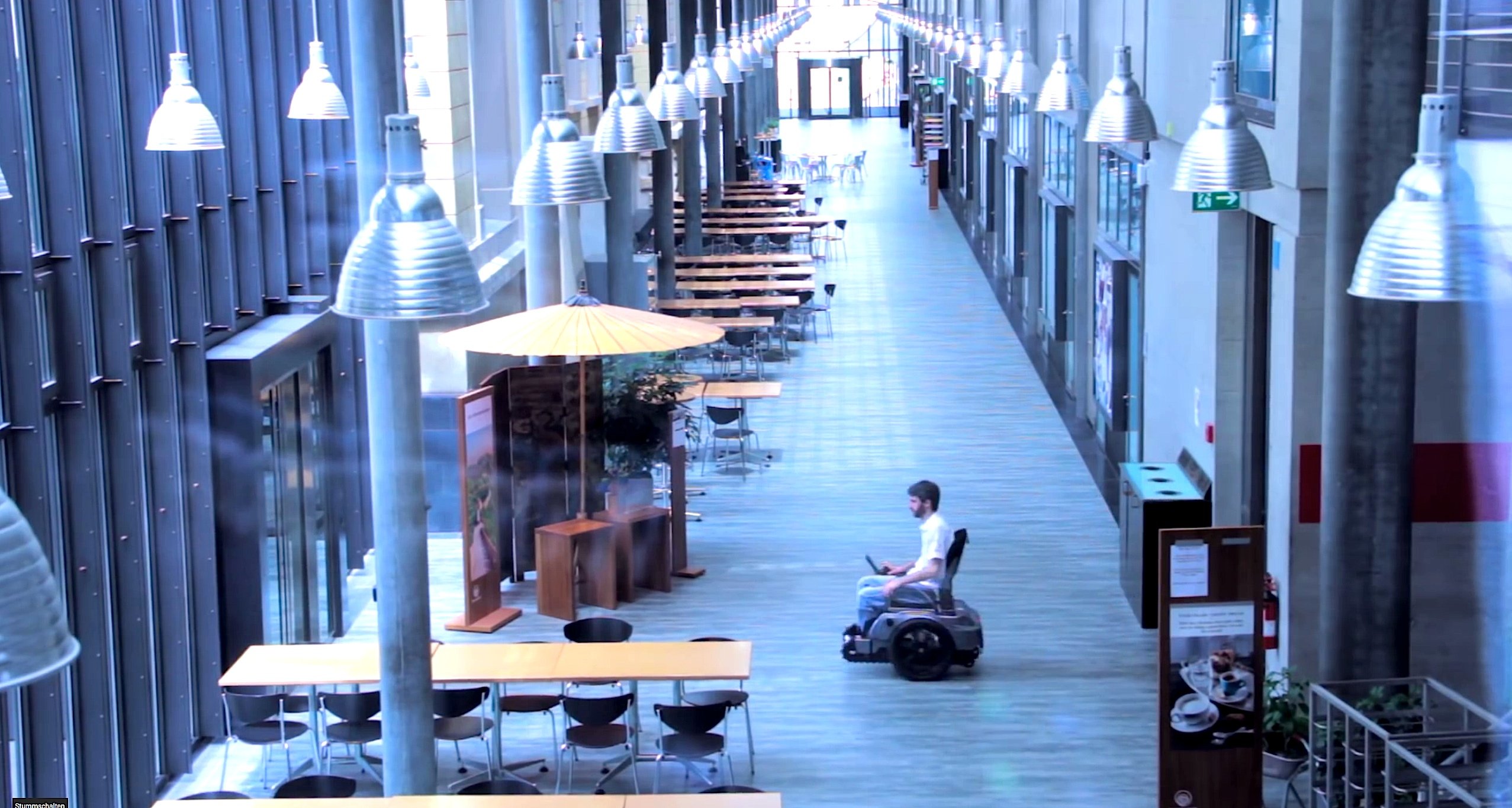 Der Rollstuhl Scalevo balanciert wie der Stehroller Segway auf nur zwei Rädern und ist deshalb besonders wendig.