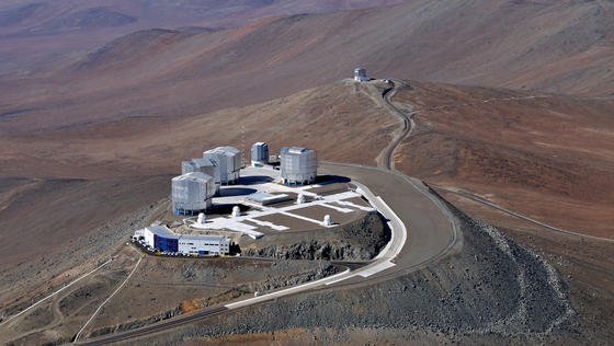 Das Very Large Telescope aus der Vogelperspektive: Damit beobachten die Forscher die 50 Millionen Lichtjahre von der Erde entfernte Galaxie Messier 87. 