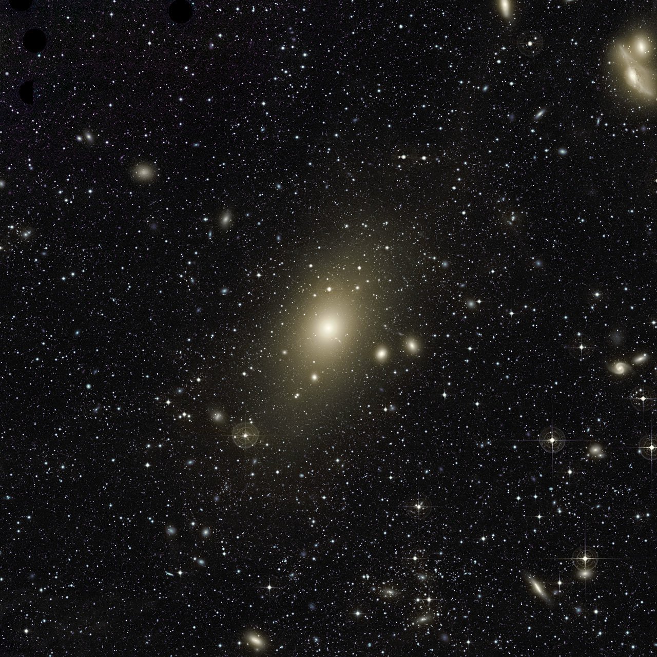 Der „Halo“, also die kugelförmige Hülle von Messier 87, leuchtet nach dem Verschlingen der kleineren Galaxie doppelt so stark wie vorher.