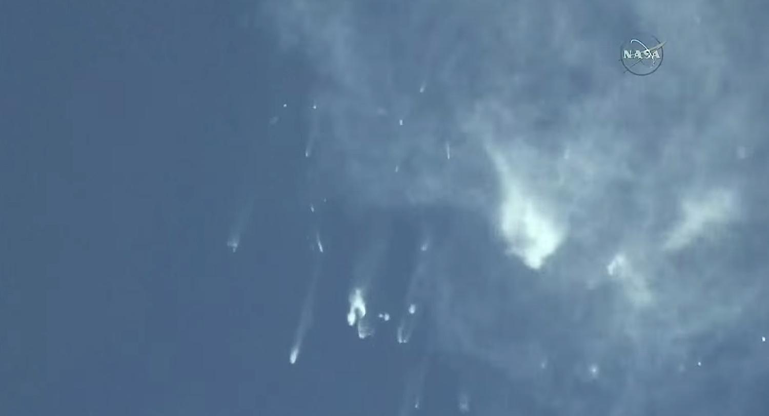 Sekunden nach der Explosion: Von Falcon-9 und Dragon bleiben nur Reste, die vom Himmel fallen.