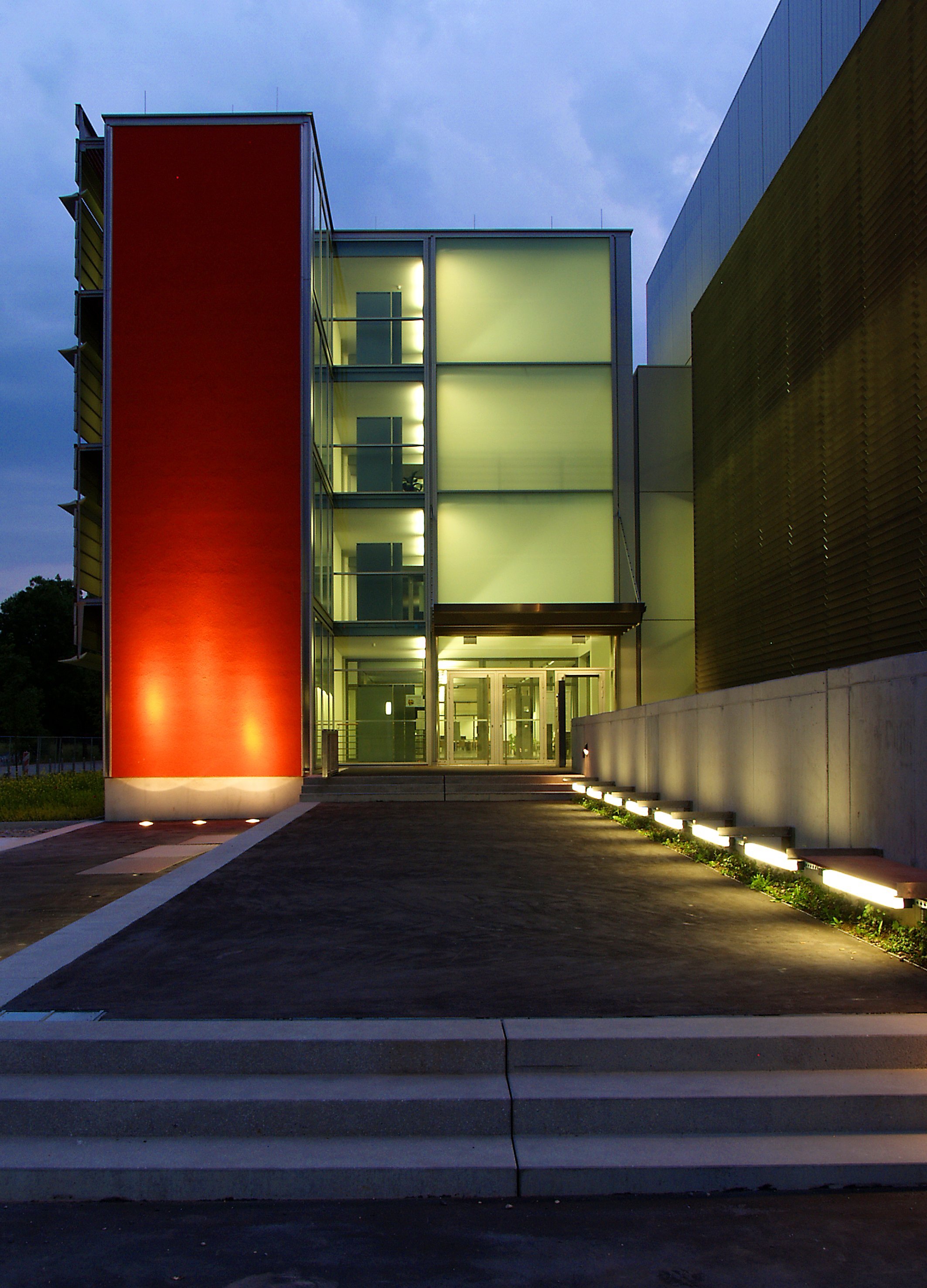 Eingang Leibniz-Rechenzentrum bei Nacht: Hier ist SuperMUC zuhause.