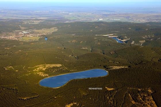 Der Obersee des Pumpspeicherkraftwerks Schmalwasser im Thüringer Wald liegt 285 m über dem Untersee. Der Obersee wird eine Speicherkapazität von 10 Mrd. l erreichen. Druckstollen und Maschinenhaus, in dem die Turbogeneratoren stehen, werden in den Berg gesprengt, sodass es weder optische noch akustische Beeinträchtigungen gibt.