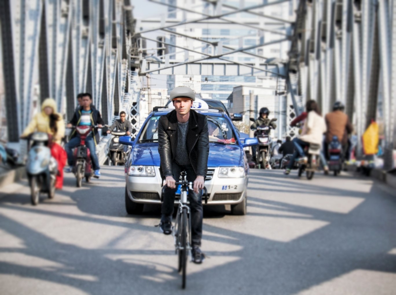 Mit Loki auf dem Kopf kann dem Radler im Straßenverkehr nicht mehr viel passieren. Am Ziel angekommen, blockiert Loki das Vorderrad.