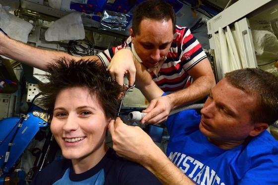 Neuer Haarschnitt für ESA-Astronautin Samantha Cristoforetti im Januar an Bord der ISS: Was ist die strahlenden Augen der Italienerin nicht verraten, sind die Probleme, die Astronauten in der Schwerelosigkeit mit dem sich verschlechternden Sehvermögen haben. Das Deutsche Zentrum für Luft- und Raumfahrt will den Ursachen nun auf den Grund gehen.