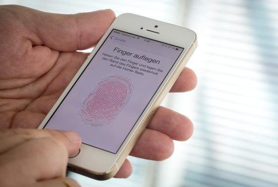 Fingerabdruckscanner des iPhone 5s: Das Apple-Smartphone wird seit 2013 per Fingerabdruck entsperrt.