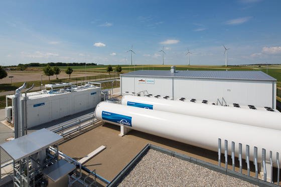 Energiepark Mainz: Das weltweitgrößte Elektrolysesystem seiner Art wandelt "überschüssige" Erneuerbare Energie durch die Zerlegung von Wasser in Wasserstoff. Dieser kann gespeichert und später bedarfsgerecht verwendet werden. Damit werden Erneuerbare Energien flexibler einsetzbar und stehen dann zur Verfügung, wenn sie gebraucht werden. Im Bild zu sehen sind alle technologischen Komponenten der beteiligten Partner.