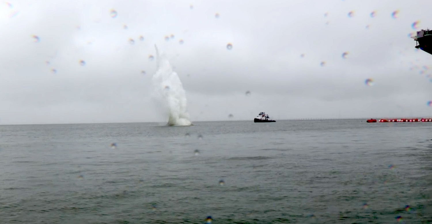 Test auf dem Flugzeugträger Gerald R. Ford: Der Stahlblock fliegt einige hundert Meter weit und schlägt auf dem Wasser auf.