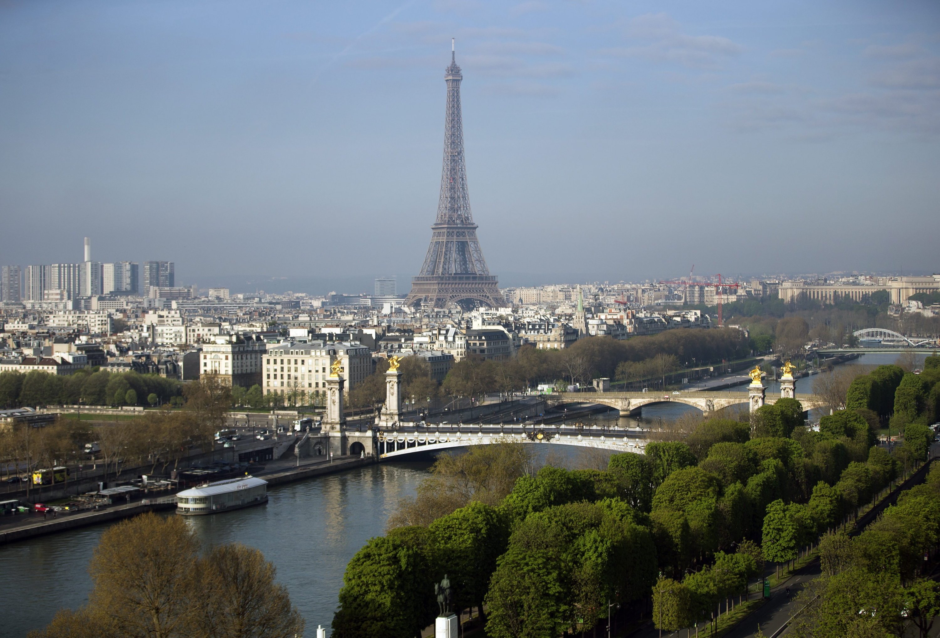 Das Wahrzeichen von Paris, der Eiffelturm (im Hintergrund), bekommt Konkurrenz.  