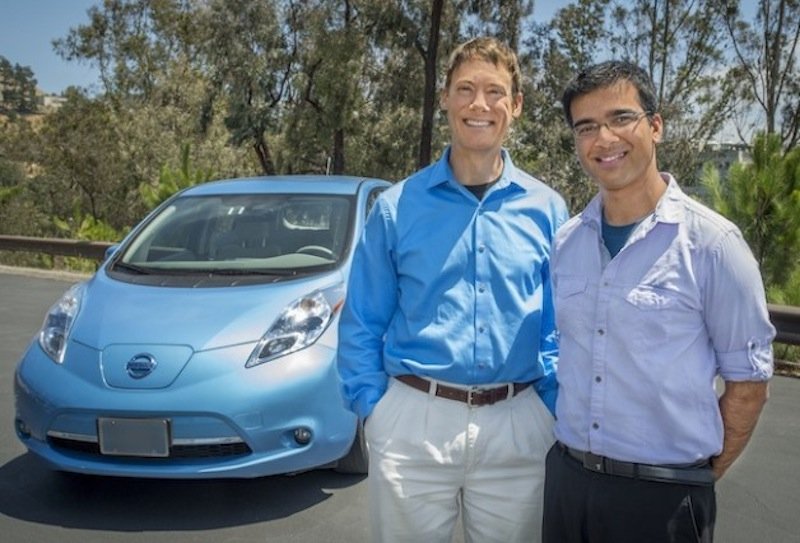 Die Berkeley-Lab-Forscher Jeff Greenblatt (li.) und Samveg Saxena vor dem Elektroauto Nissan Leaf, auf dessen Daten ihre Berechnungen basieren. 