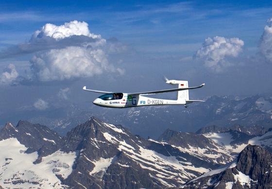 Als erstes Elektroflugzeug der Welt hat die e-Genius der Universität Stuttgart in nur zwei Stunden die Alpen überquert.