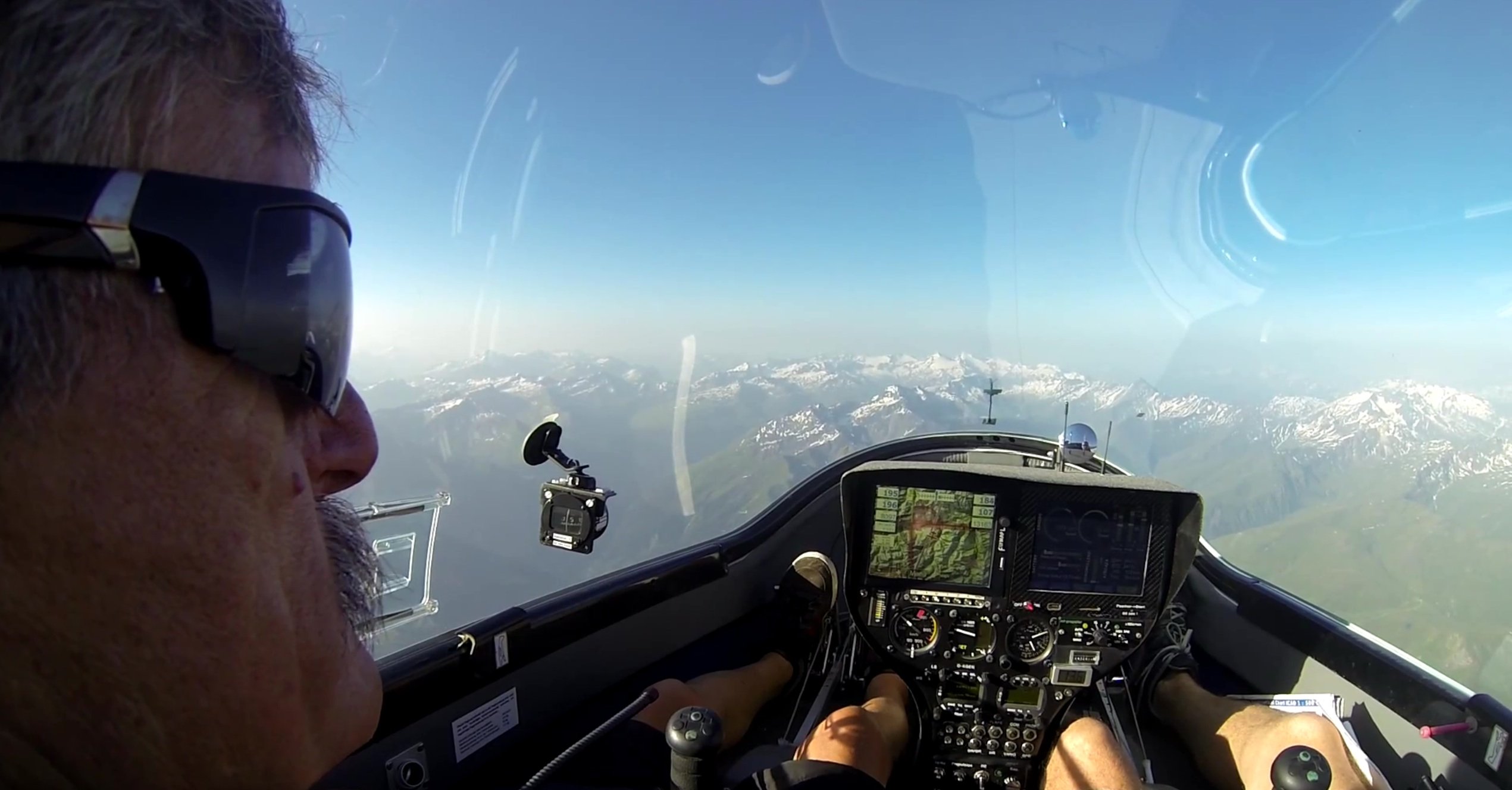 Pilot Klaus Ohlmann mit einem fantanstischen Blick auf die schneebedeckten Alpen. Die e-Genius erreichte eine Flughöhe von 4000 m.