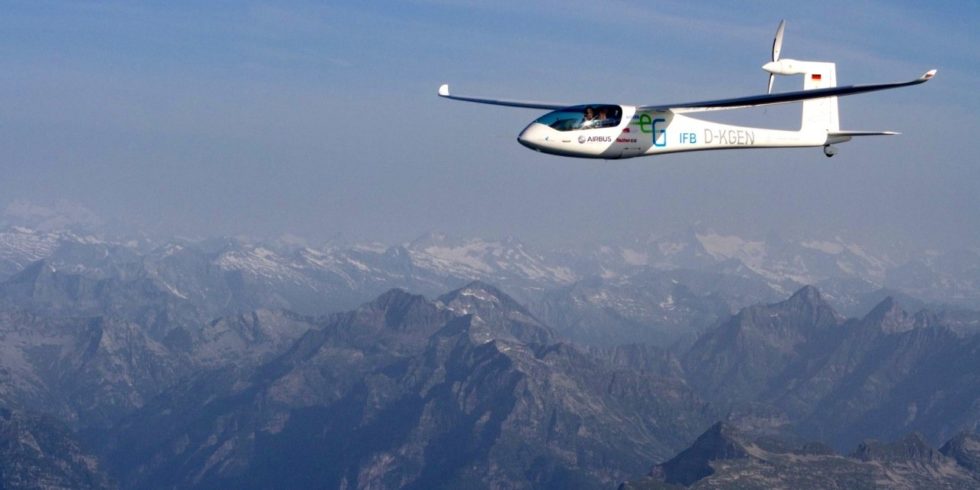 Elektrisches Flugzeug e-Genius über den Alpen