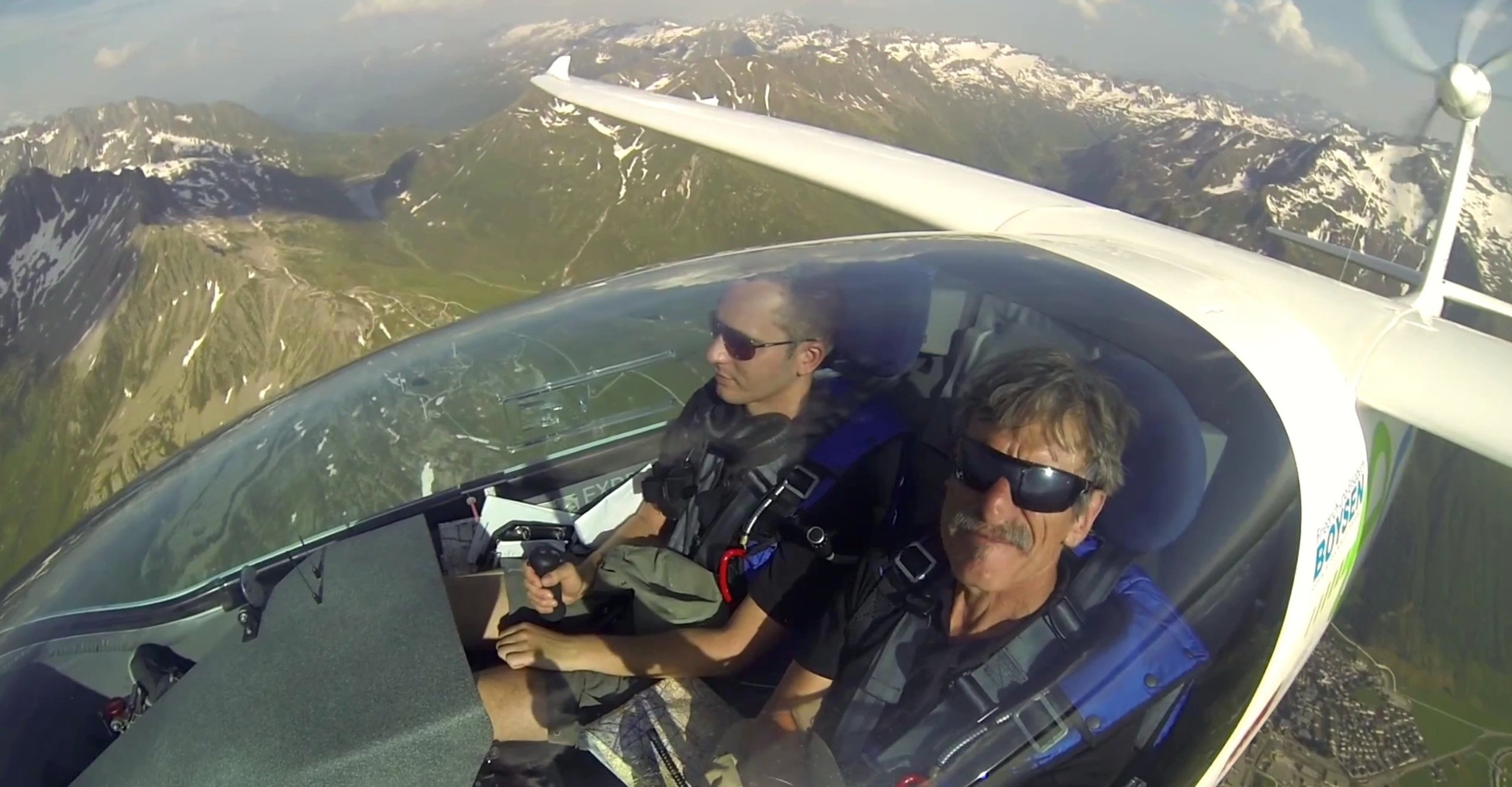 Die Piloten Klaus Ohlmann (r.) und Ingmar Geiß im Cockpit der e-Genius.