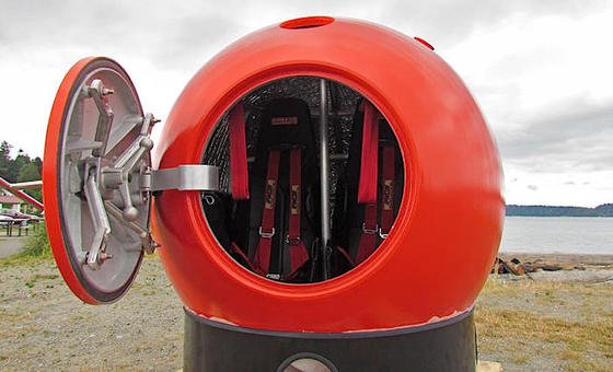 Survival Capsule: Platz für zwei Personen bietet dieses Modell der Rettungskapsel. Sie schützt vor Wasser, Kollisionen und kurzzeitig auch vor Bränden. 