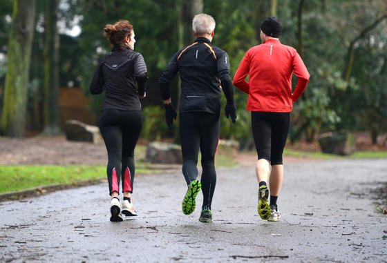 Intelligente Sportbekleidung ist auf dem Vormarsch. Forscher in Japan haben eine leitfähige, dehnbare Tinte entwickelt, die einfach aufgedruckt werden kann. 