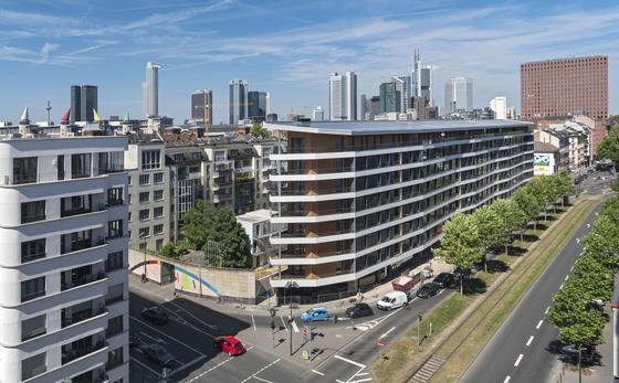 Es produziert mehr Strom als in ihm verbraucht wird: Das Aktivhaus der Wohnungsbaugesellschaft ABG in Frankfurt hat nicht nur Solarzellen auf dem Dach, sondern nutzt durch Wärmetauscher auch die Energie des Abwassers.