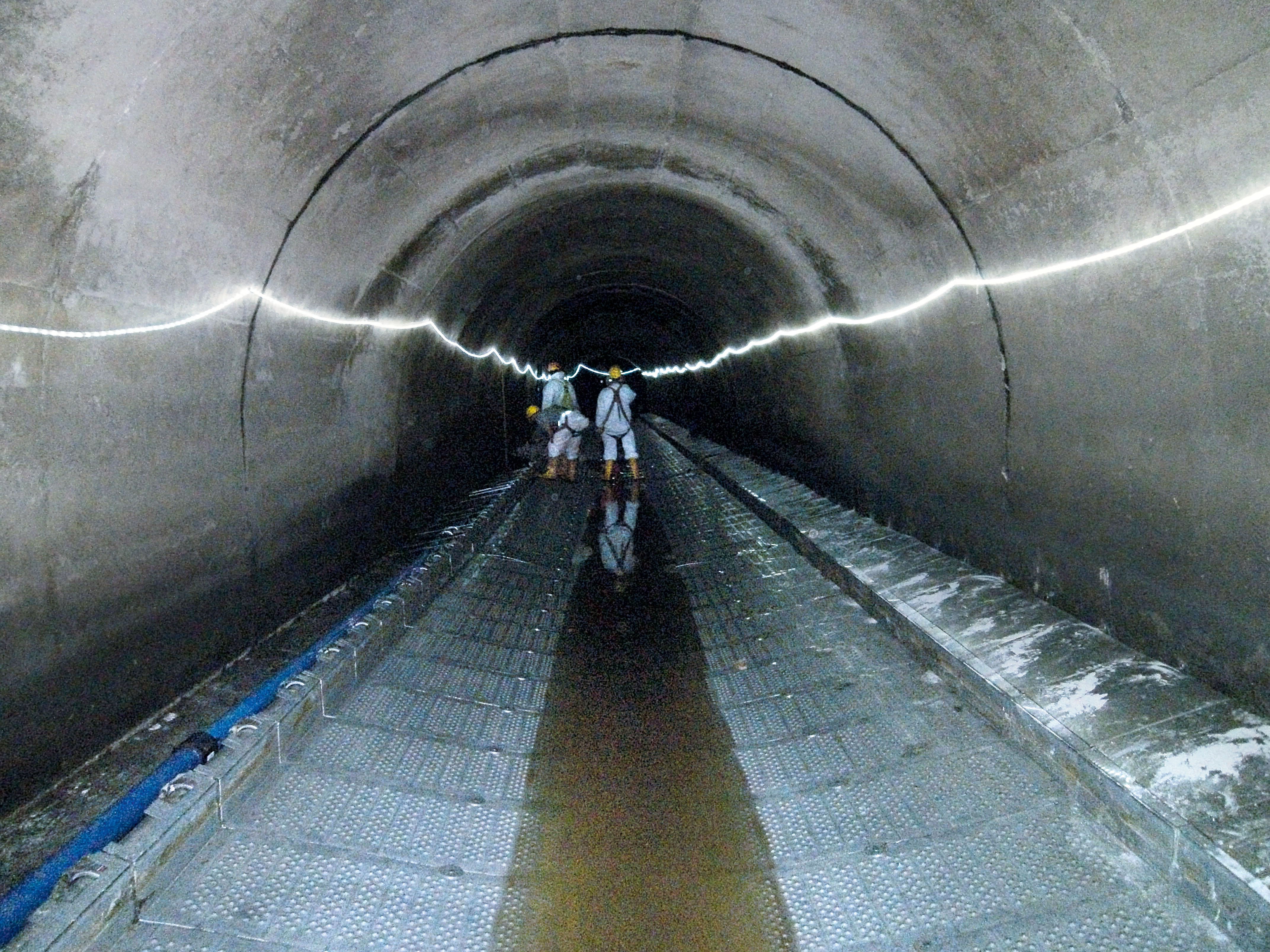 Im Schmutzwasserkanal gibt es einen 60 Meter langen Wärmetauscher. Damit lässt sich Wärme aus dem Abwasser zu nutzen, um das Gebäude zu beheizen. Eine Wärmpumpe mit 120 kWth im Gebäude versorgt die Wohnungen mit Heizung und Warmwasser.