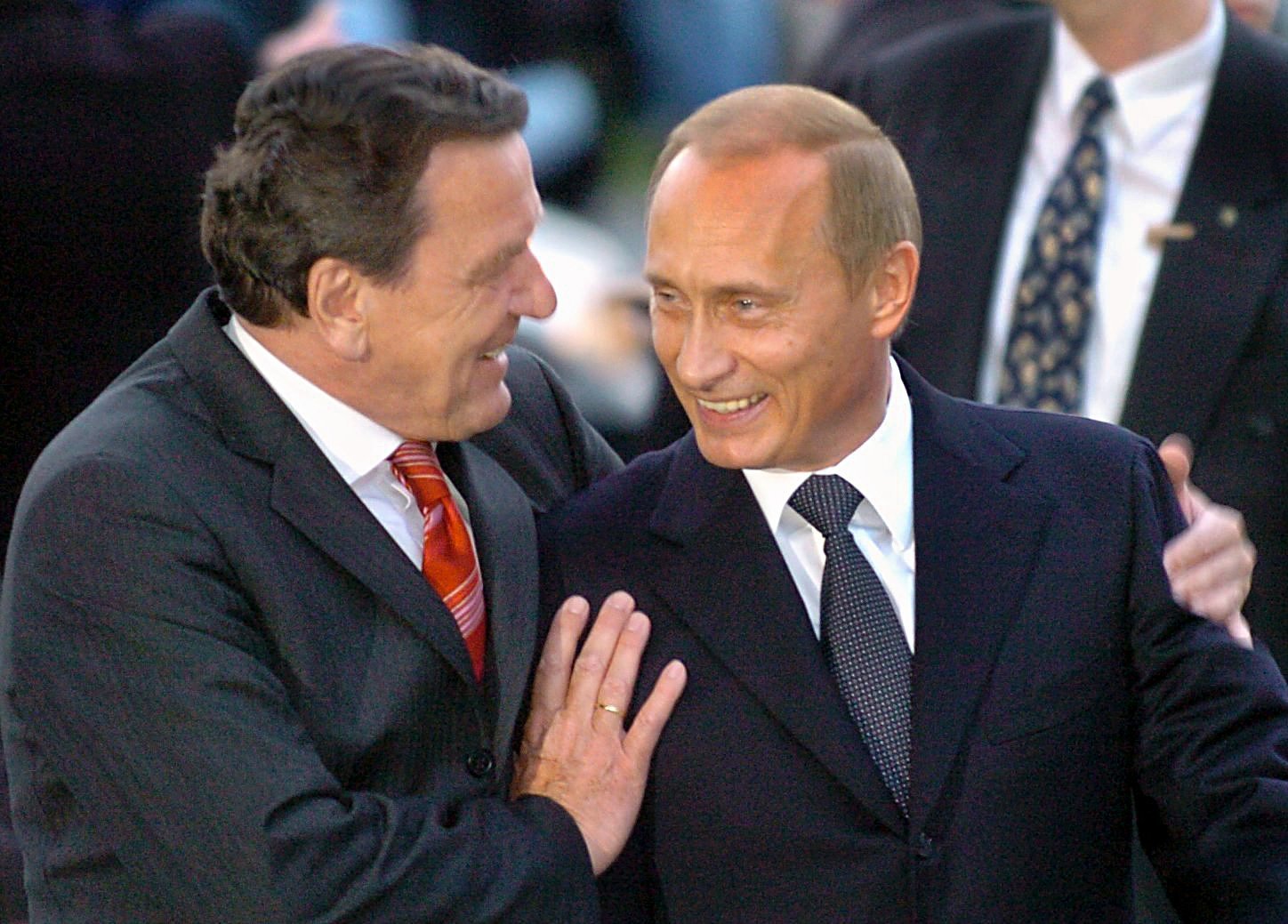 Der frühere Bundeskanzler Gerhard Schröder (l.) begrüßt den russischen Präsidenten Wladimir Putin zu seiner Geburtstagsfeier in Hannover: Wegen der engen Verbindung der beiden Politiker spionierte die NSA Gerhard Schröder auch nach seiner Kanzlerschaft weiter aus. Auch sein schneller Einstieg bei Gazprom macht Altkanzler Schröder interessant für die NSA.