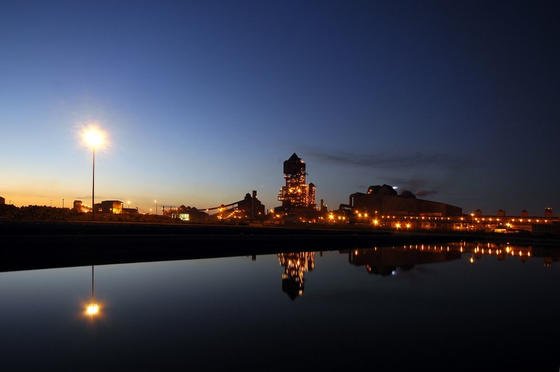 Stahlwerk von Arcelor Mittal: Der weltgrößte Stahlkonzern will das Kohlenstoffmonoxyd, das bislang abgefackelt wird, zu Biokraftstoffen weiterverarbeiten. Die erste Anlage dieser Art in Europa wird im belgischen Werk Gent installiert.