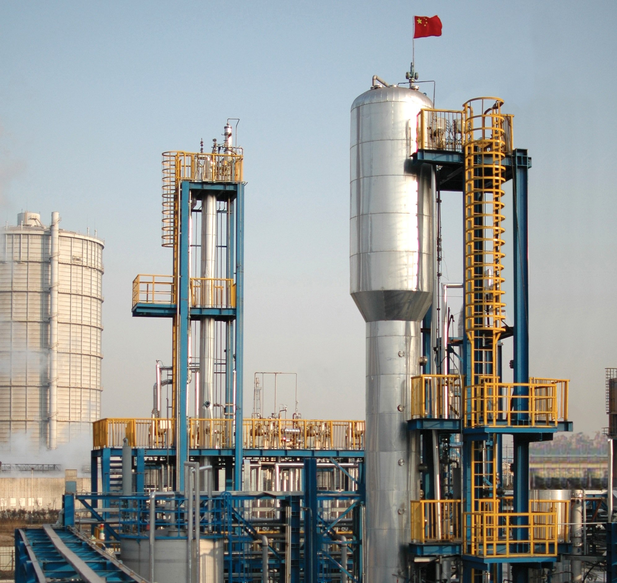 Das mikrobiologische Fermentierungsverfahren von LanzaTech wurde 2012 gemeinsam mit Baosteel in deren Werk in Schanghai erfolgreich eingeführt. Die vorkommerzielle Anlage produziert rund 300 Tonnen Ethanol pro Jahr.