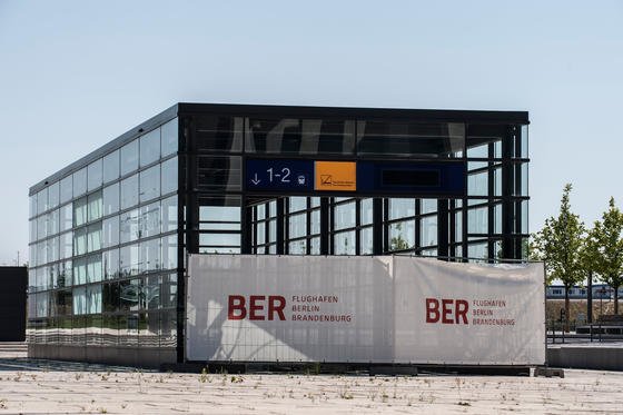 Gesperrter Zugang zum Bahnhof am Flughafen Berlin Brandenburg: Die "Restarbeiten" zur Eröffnung des BER sind zu 36 % erledigt, meldet der Flughafen. Ist das eine gute oder eine schlechte Nachricht? Das Unkraut wächst zumindest weiter fleißig vor sich hin.