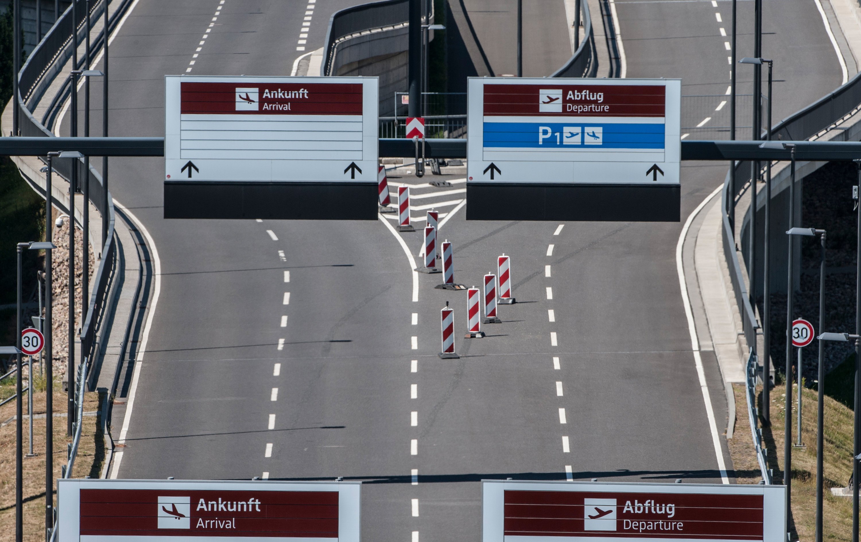 Leere Zufahrtsstraßen zum neuen Hauptstadtflughafen Berlin Brandenburg: Der Flugbetrieb am BER soll im zweiten Halbjahr 2017 aufgenommen werden. Aber auch 2018 ist im Gespräch.