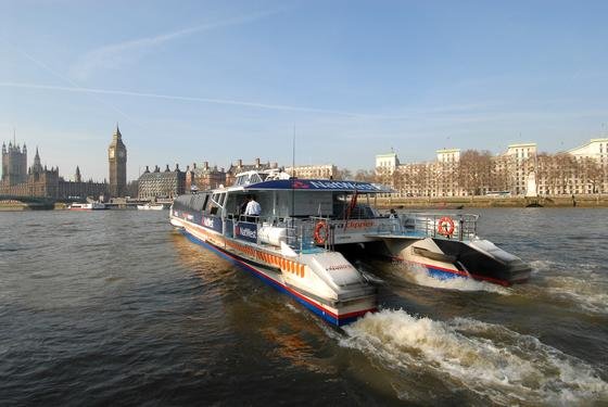 Linienboot auf der verschmutzten Themse in London: Der Fluss ist so schmutzig, dass die Stadt nun für fast 6 Mrd. € einen 32 km langen Abwasserkanal entlang der Themse baut. Er soll überschüssiges Abwasser, das bislang in den Fluss gelangte, in Kläranlagen leiten.