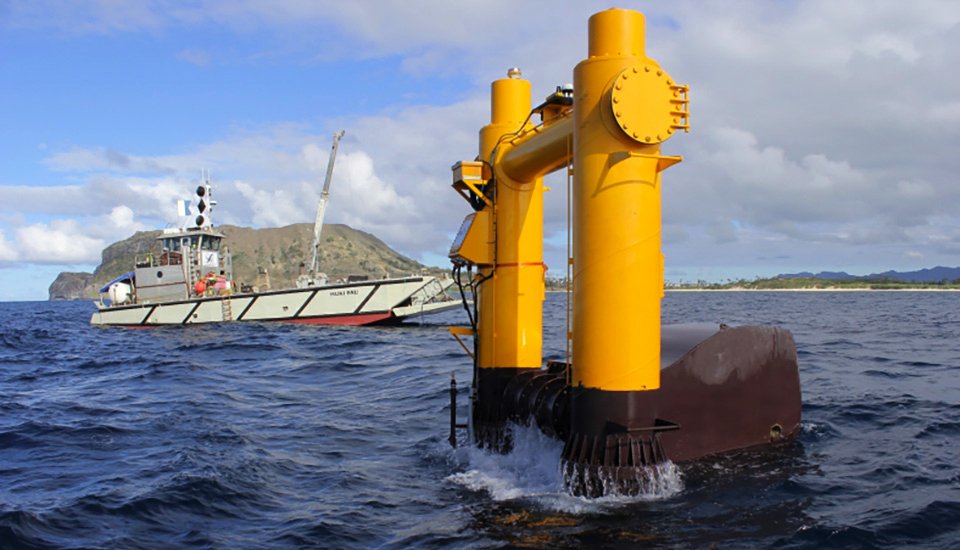  An der Wasseroberfläche vor der Küste von Hawaii nimmt die Anlage das Hin und Her der Wellen auf. Ein Schwimmer folgt dem Auf und Ab.