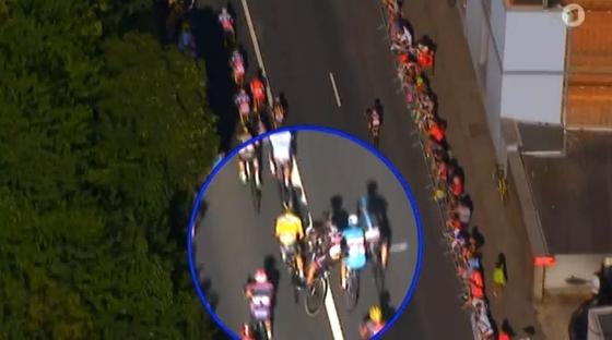 Sturz des deutschen Rennfahrers Tony Martin im Gelben Trikot bei der Tour de France, aufgenommen aus einem Hubschrauber für die Sportschau der ARD: Besonders im Sport bei schnellem Tempo sind wackelfreie Aufnahmen eine Herausforderung. Bei der Tour de France sitzen die Kameraleute in Hubschraubern, um das Rennen aus der Luft zu filmen. Mit der neuen Technik aus Wien lassen sich auch mit Drohnen gestochen scharfe Luftaufnahmen machen.