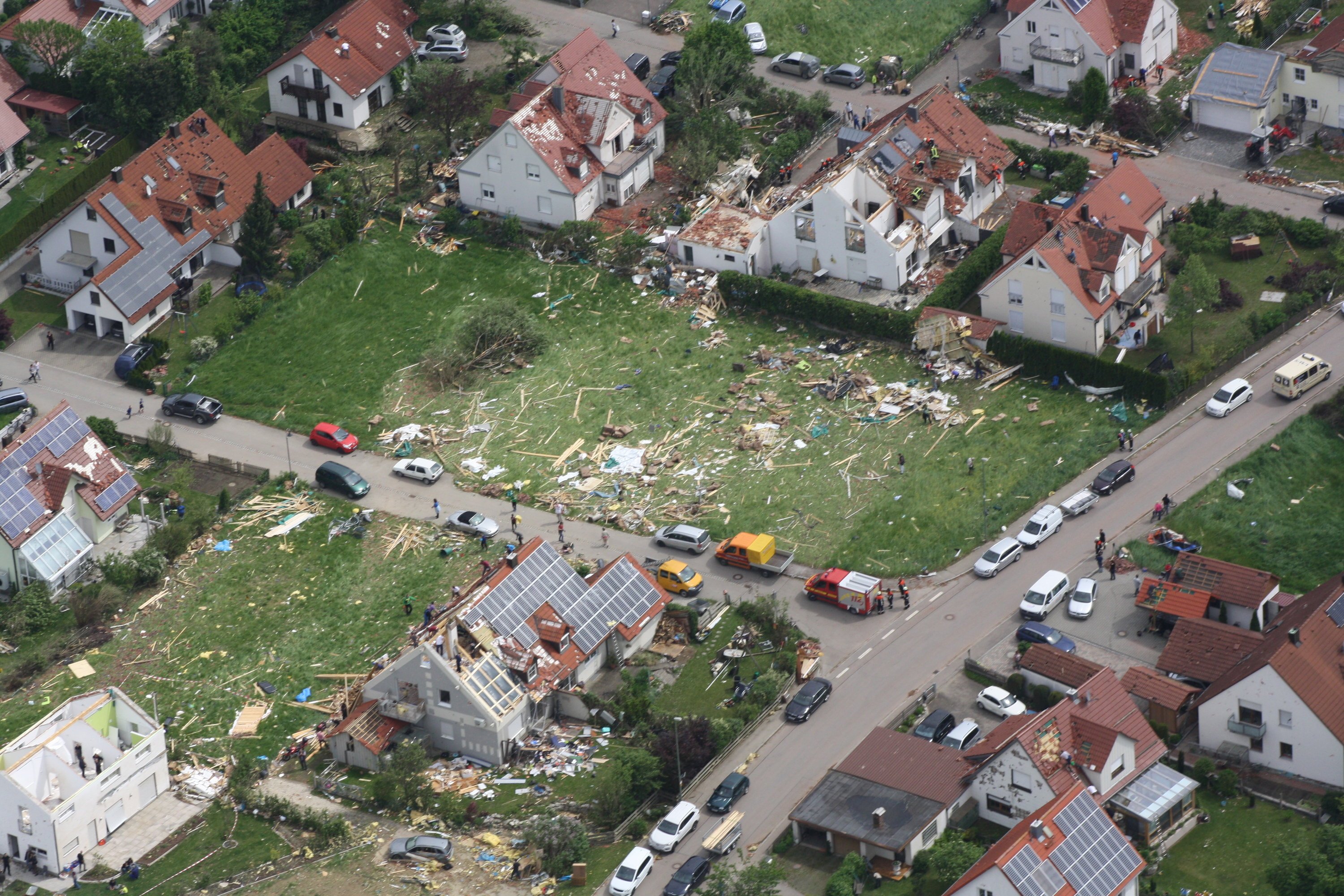 Luftaufnahme am 14. Mai 2015 von den Unwetterschäden in der Gemeinde Affing in Bayern: Ingenieure der TU Wien haben eine Kameratechnik entwickelt, die auch wackelfreie Luftaufnahmen unter schweren Bedingungen mit Drohnen erlaubt. Selbst bei Stürmen sollen die Aufnahmen gestochen scharf sein. Die Aufnahme von Affing wurde aus einem Flugzeug aufgenommen.