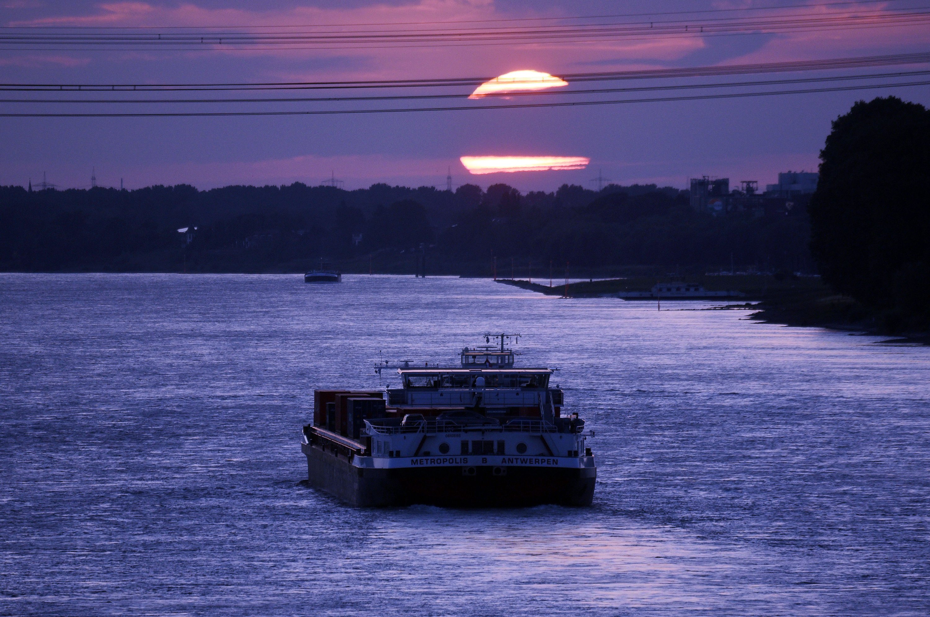 Abendstimmung am Rhein bei Köln: Der Rhein ist zwar erheblich sauberer geworden und hat wieder Trinkwasserqualität. Aber aus der Industrie kommen Seltene Erden ins Wasser, die etwa von Muscheln aufgenommen werden.