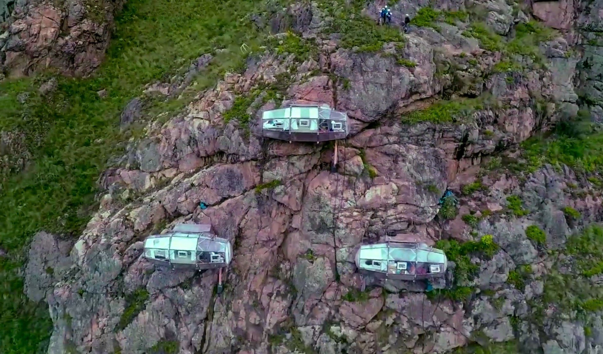 400 m hoch über dem Talgrund hängen die Drei-Zimmer-Lodges im Heiligen Tal in Peru in der Steilwand. Sie sind nur zu Fuß für Bergsteiger zu erreichen.