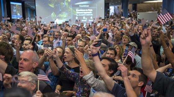 Grenzenloser Jubel in der Nasa-Kontrollstation in Boulder, Colorado: New Horizons erreichte gestern um 13:49 Uhr den Pluto bis auf 12.500 km. Die ersten Bilder der Sonde sind allerdings bis Mittwoch unterwegs.