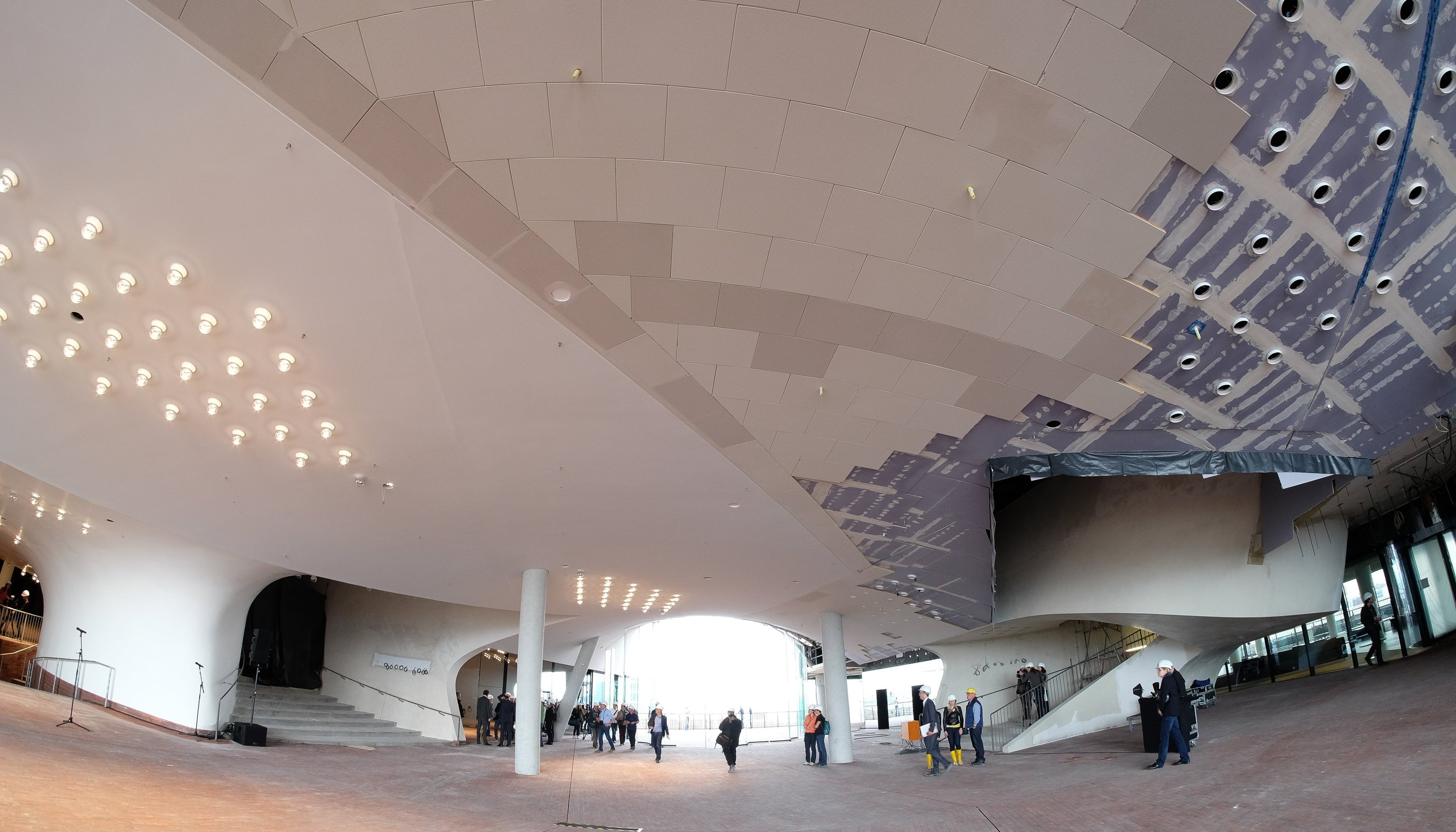 Die Plaza der Elbphilharmonie soll ein Raum zum Flanieren werden. Hier sollen sich die Besucher von der Architektur des Gebäudes beeindrucken lassen.